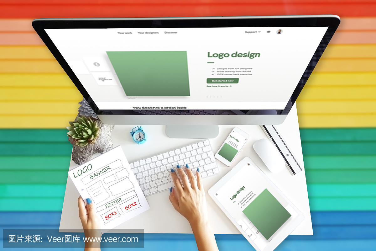 響應式網頁設計開發與計算機和不同的設備上的彩虹背景